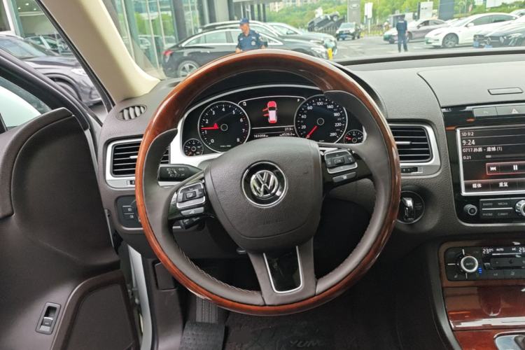 Used Volkswagen Touareg 2015 3.0 TSI Comfort Model Steering Wheel