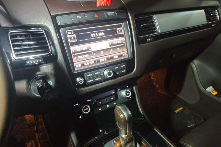 Used Volkswagen Touareg 2016 3.0 TSI Ignis Edition Audio And AC Panel