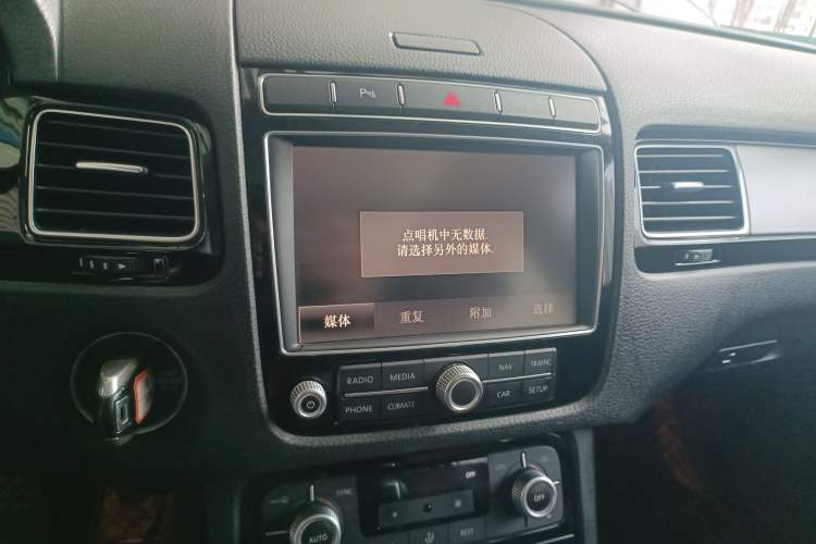 Used Volkswagen Touareg 2016 3.0 TSI Ignis Edition Audio And AC Panel