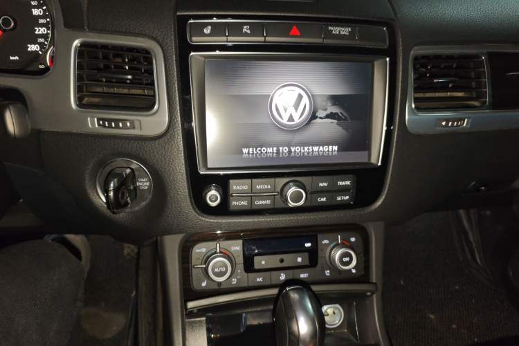 Used Volkswagen Touareg 2016 3.0 TSI High-End Version Audio And AC Panel