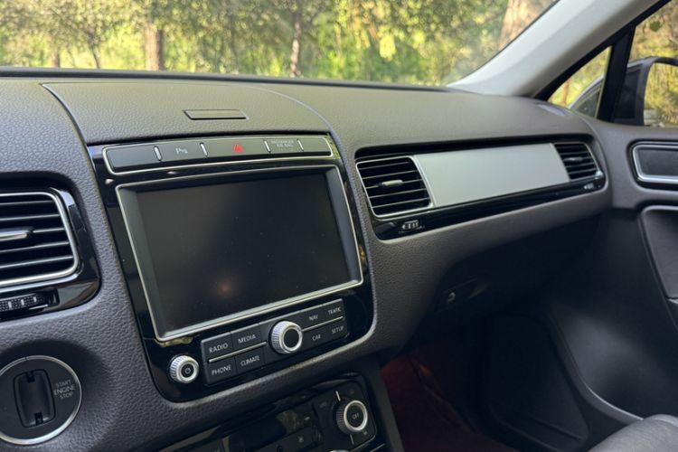Used Volkswagen Touareg 2016 3.0 TSI Ignis Edition Audio And AC Panel