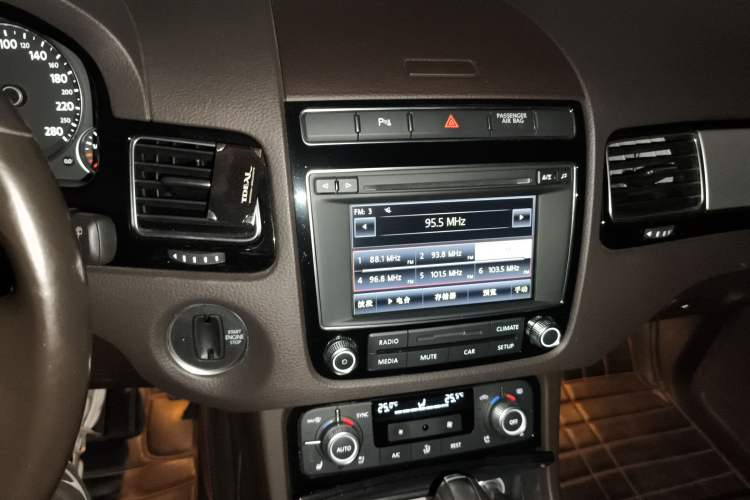 Used Volkswagen Touareg 2016 3.0 TSI Ignis Edition Audio And AC Panel