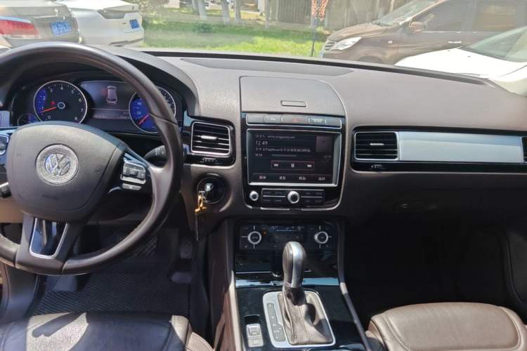 Used Volkswagen Touareg 2016 3.0 TSI Ignis Edition Audio And AC Panel