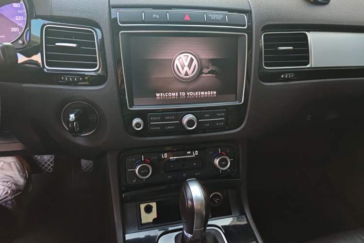 Used Volkswagen Touareg 2016 3.0 TSI Standard Version Audio And AC Panel