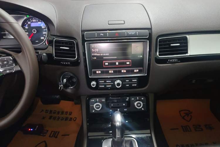 Used Volkswagen Touareg 2016 3.0 TSI Ignis Edition Audio And AC Panel
