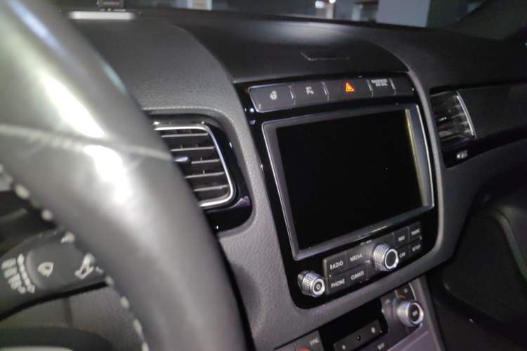 Used Volkswagen Touareg 2016 3.0 TSI R-Line Audio And AC Panel