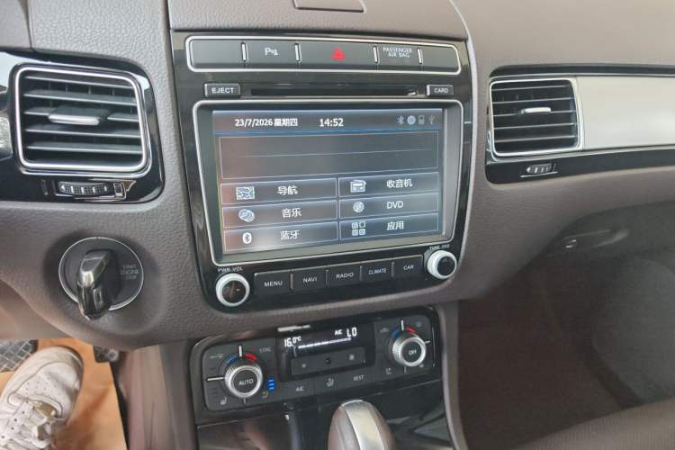 Used Volkswagen Touareg 2016 3.0 TSI Ignis Edition Audio And AC Panel