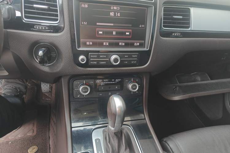 Used Volkswagen Touareg 2016 3.0 TSI Ignis Edition Audio And AC Panel