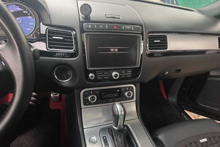 Used Volkswagen Touareg 2016 3.0 TSI R-Line Audio And AC Panel