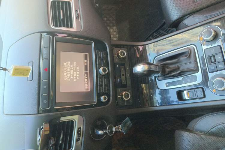 Used Volkswagen Touareg 2016 3.0 TSI Ignis Edition Audio And AC Panel
