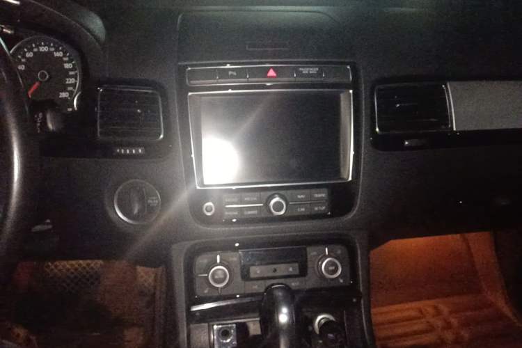 Used Volkswagen Touareg 2016 3.0 TSI Ignis Edition Audio And AC Panel