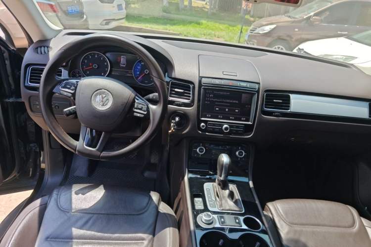 Used Volkswagen Touareg 2016 3.0 TSI Ignis Edition Center Console