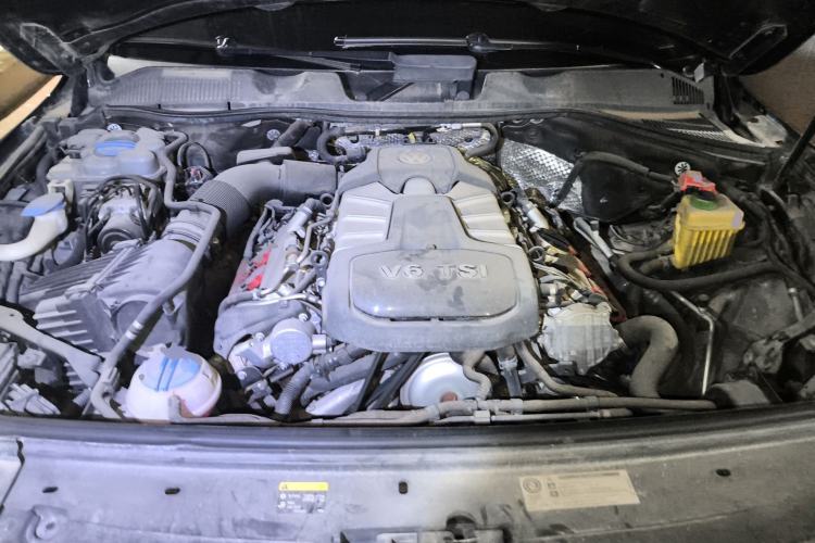 Used Volkswagen Touareg 2016 3.0 TSI High-End Version Engine Bay