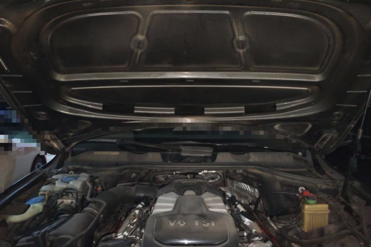 Used Volkswagen Touareg 2016 3.0 TSI High-End Version Engine Bay