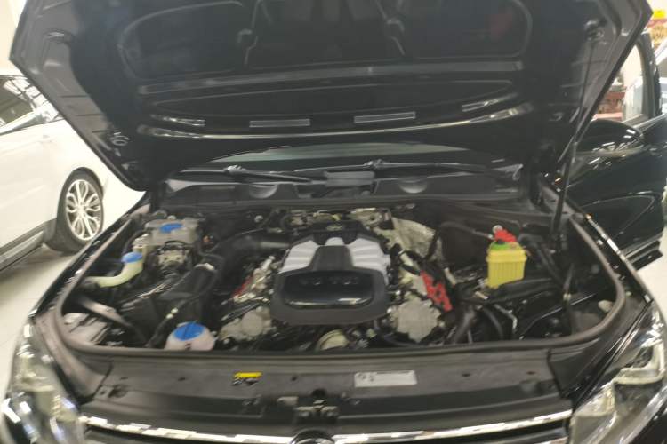 Used Volkswagen Touareg 2016 3.0 TSI High-End Version Engine Bay