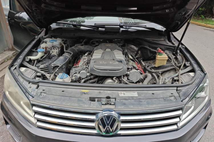 Used Volkswagen Touareg 2016 3.0 TSI Standard Version Engine Bay
