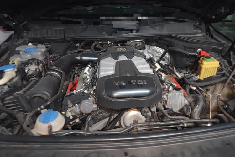 Used Volkswagen Touareg 2016 3.0 TSI High-End Version Engine Bay