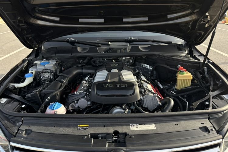 Used Volkswagen Touareg 2016 3.0 TSI Standard Version Engine Bay