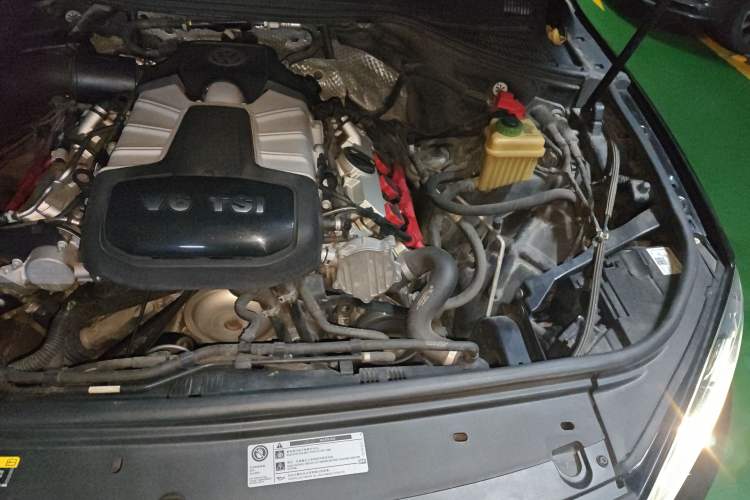 Used Volkswagen Touareg 2016 3.0 TSI R-Line Engine Bay Left