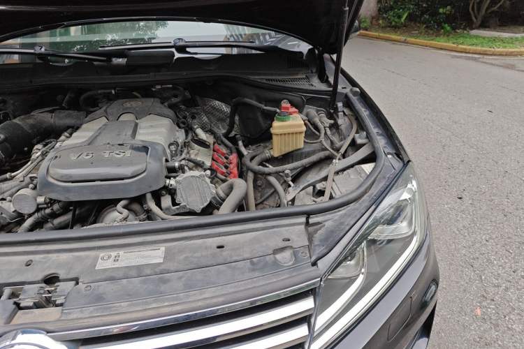 Used Volkswagen Touareg 2016 3.0 TSI Standard Version Engine Bay Left