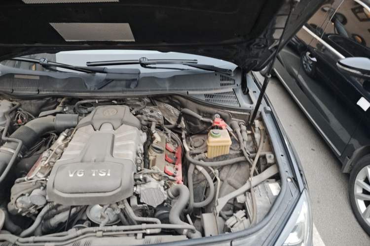 Used Volkswagen Touareg 2016 3.0 TSI Standard Version Engine Bay Left