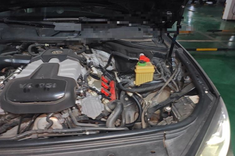Used Volkswagen Touareg 2016 3.0 TSI High-End Version Engine Bay Left
