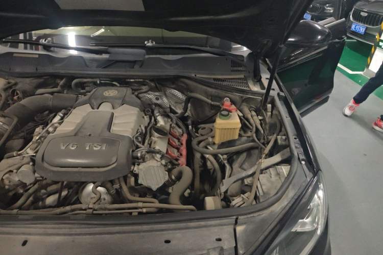 Used Volkswagen Touareg 2016 3.0 TSI Standard Version Engine Bay Left