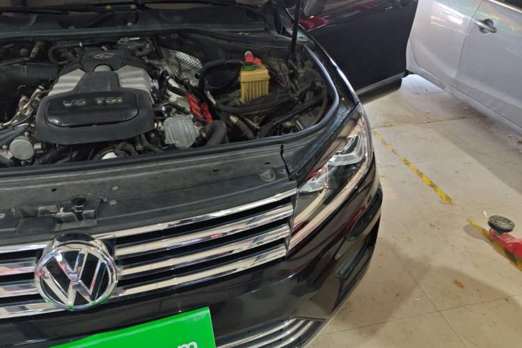 Used Volkswagen Touareg 2016 3.0 TSI Standard Version Engine Bay Left