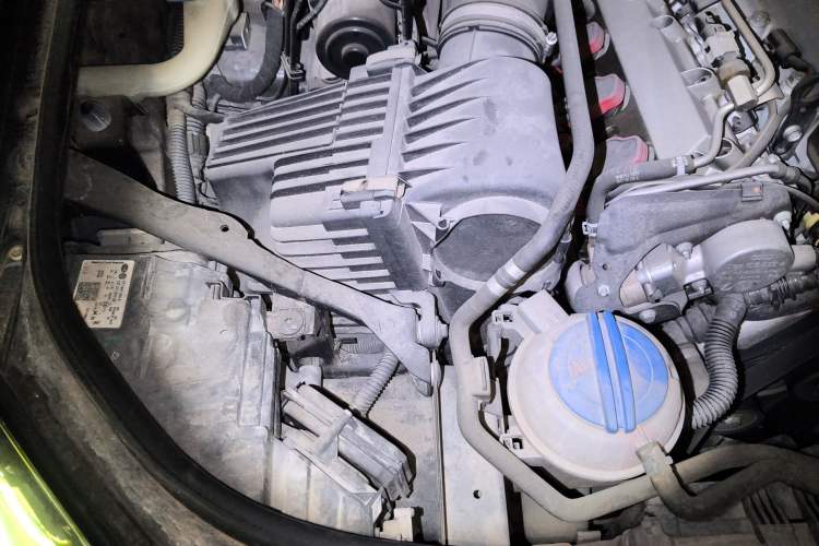 Used Volkswagen Touareg 2016 3.0 TSI High-End Version Engine Bay Right