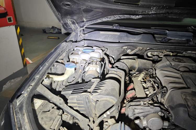 Used Volkswagen Touareg 2016 3.0 TSI Standard Version Engine Bay Right