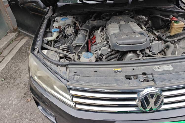 Used Volkswagen Touareg 2016 3.0 TSI Standard Version Engine Bay Right