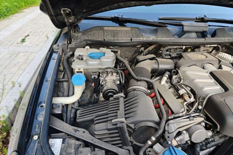 Used Volkswagen Touareg 2016 3.0 TSI Standard Version Engine Bay Right