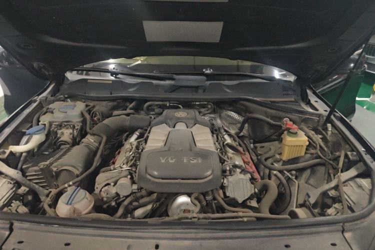 Used Volkswagen Touareg 2016 3.0 TSI Standard Version Engine Bay