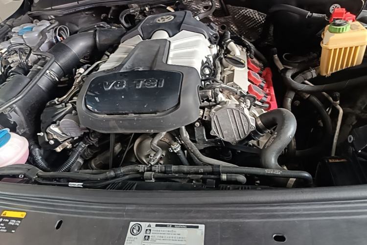 Used Volkswagen Touareg 2016 3.0 TSI High-End Version Engine Bay