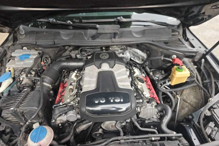 Used Volkswagen Touareg 2016 3.0 TSI R-Line Engine Bay