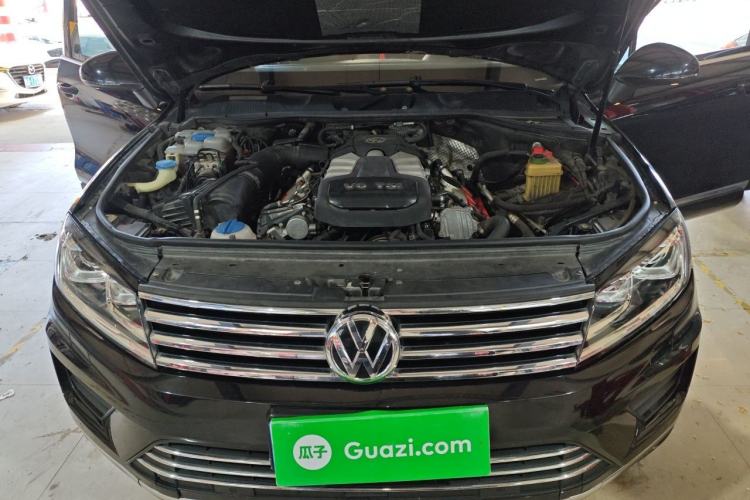 Used Volkswagen Touareg 2016 3.0 TSI Standard Version Engine Bay