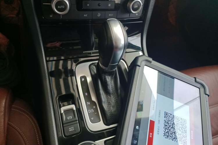 Used Volkswagen Touareg 2016 3.0 TSI Ignis Edition Gear Lever