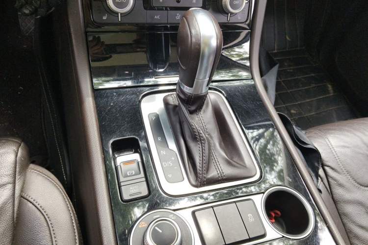 Used Volkswagen Touareg 2016 3.0 TSI Ignis Edition Gear Lever