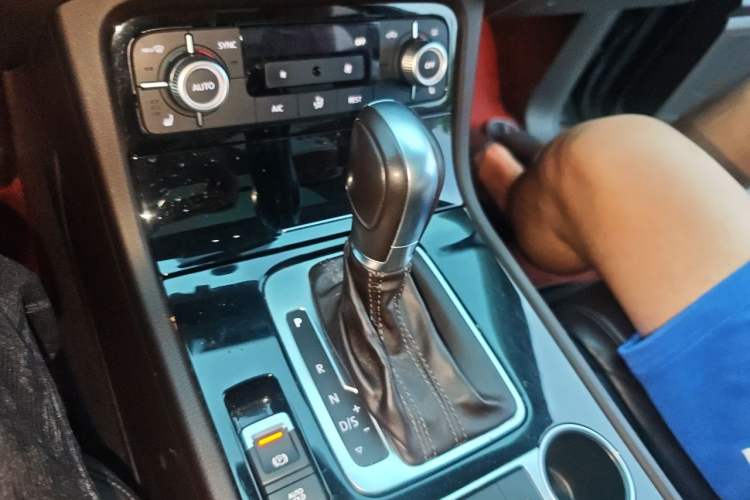 Used Volkswagen Touareg 2016 3.0 TSI Ignis Edition Gear Lever