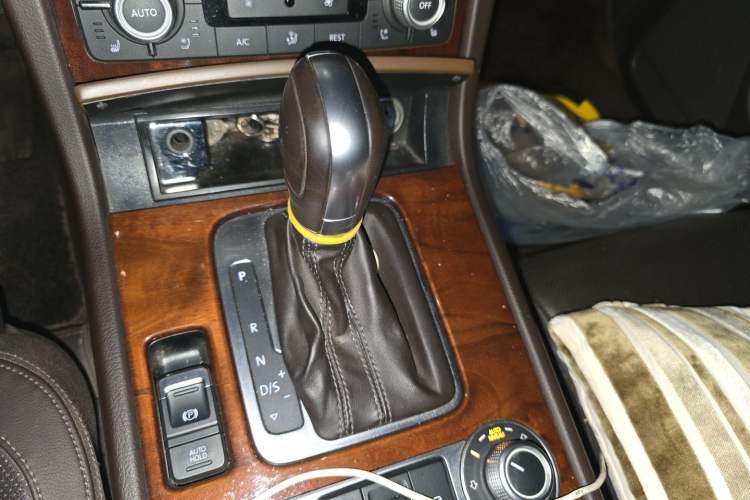 Used Volkswagen Touareg 2016 3.0 TSI Ignis Edition Gear Lever
