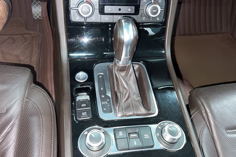 Used Volkswagen Touareg 2016 3.0 TSI Ignis Edition Gear Lever