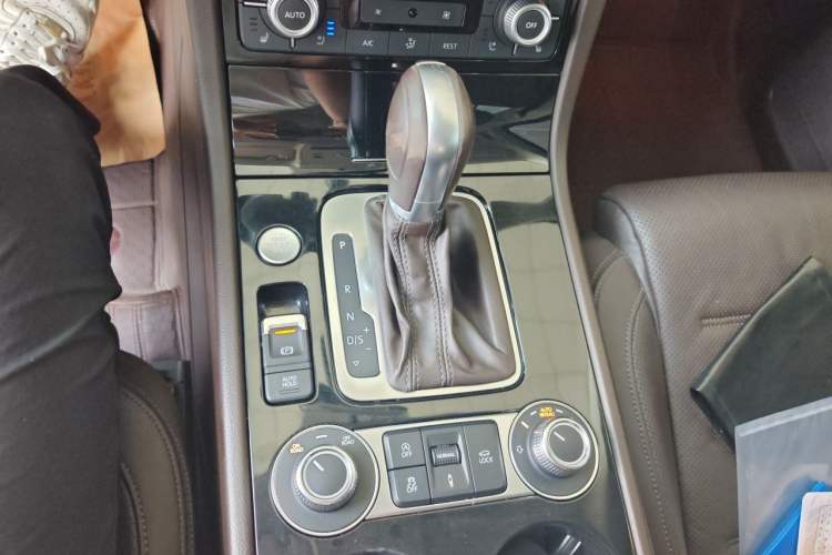 Used Volkswagen Touareg 2016 3.0 TSI Ignis Edition Gear Lever