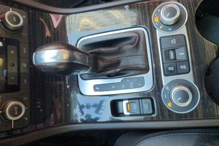 Used Volkswagen Touareg 2016 3.0 TSI Ignis Edition Gear Lever