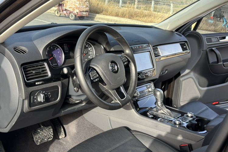 Used Volkswagen Touareg 2016 3.0 TSI Standard Version Interior 11