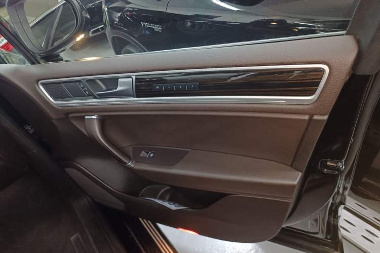 Used Volkswagen Touareg 2016 3.0 TSI High-End Version Interior 5