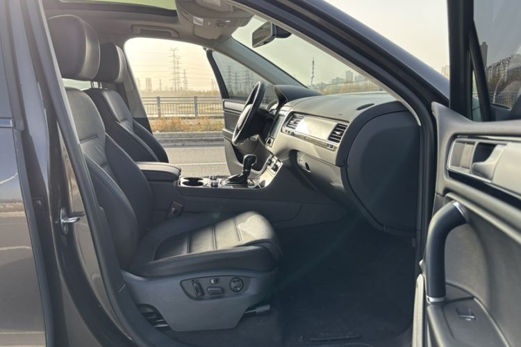 Used Volkswagen Touareg 2016 3.0 TSI Standard Version Interior 9
