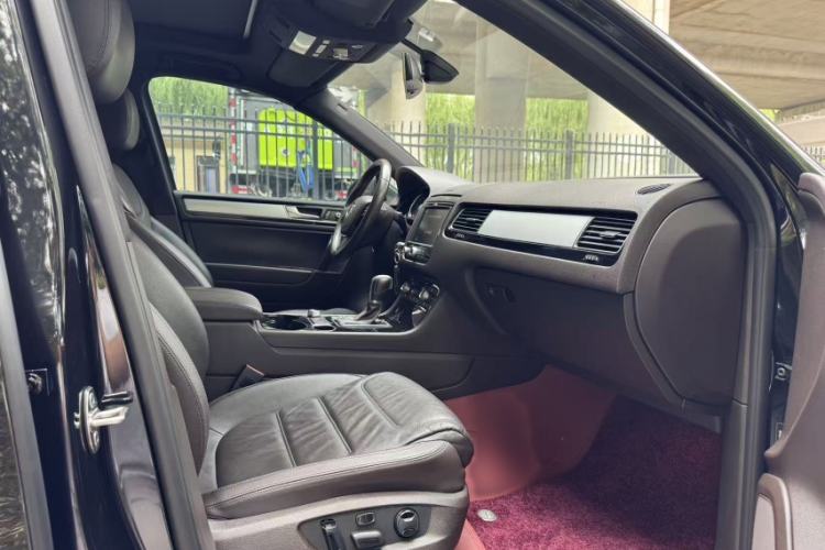 Used Volkswagen Touareg 2016 3.0 TSI Standard Version Interior 9
