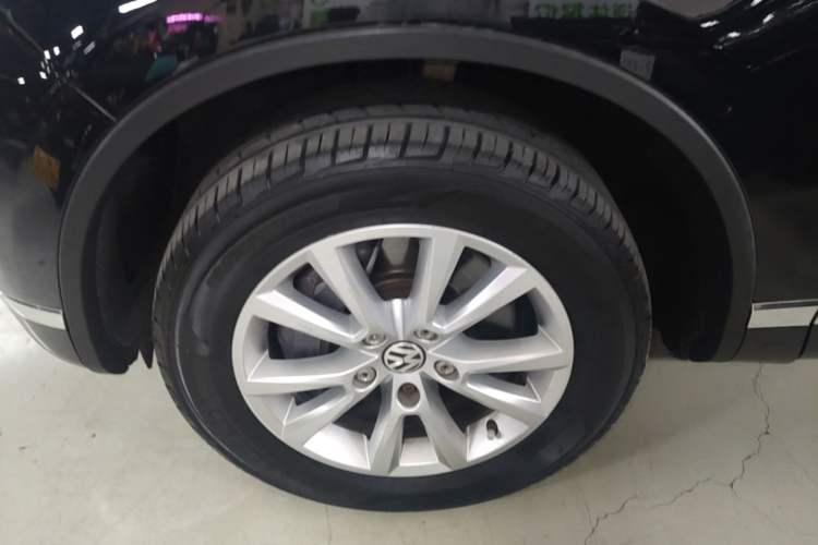 Used Volkswagen Touareg 2016 3.0 TSI Ignis Edition Left Front Wheel Hub