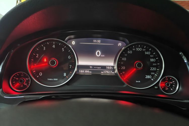 Used Volkswagen Touareg 2016 3.0 TSI Standard Version Odometer Close Up