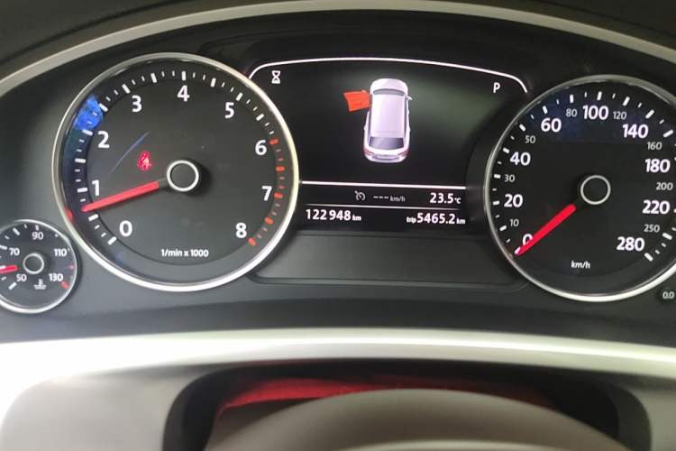 Used Volkswagen Touareg 2016 3.0 TSI Standard Version Odometer Close Up